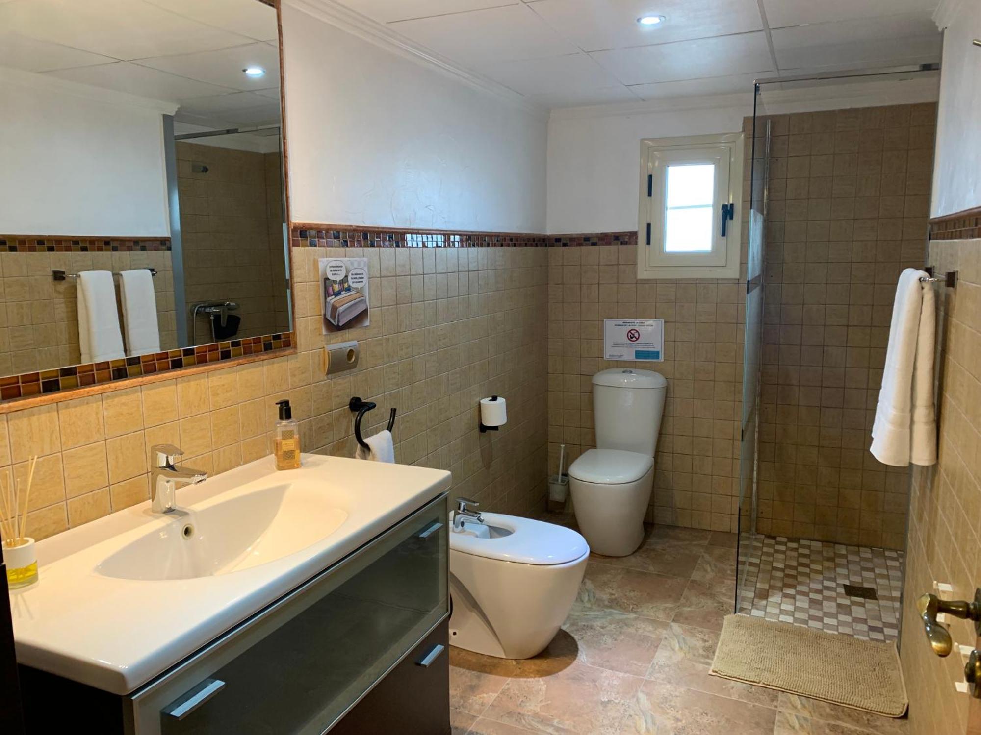 Gasthaus Casa Enric , Con Zona Infantil, Piscina Y Parking Privado Deltebre Exterior foto